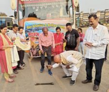 सरयू राय ने कुंभनगरी के लिए बस रवाना किया