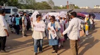 स्वास्थ्य कर्मियों का विरोध मार्च