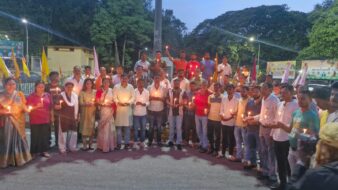 अहमदाबाद में विमान दुर्घटना में मारे गए लोगों के प्रति टेल्को लेबरब्यूरो गोल चक्कर के पास लोगों ने मोमबत्ती जलाकर दी श्रद्धांजलि