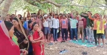 ग्रामीणों ने ट्रांसपोर्टिंग मार्ग का किया विरोध, दलालो के खिलाफ नारेबाजी