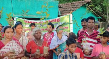 आनंद मार्ग ने बड़ा गदरा में 200 पौधे एवं 200 बीज बॉल वितरण किया