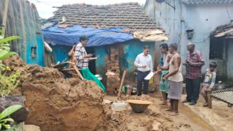 बेघर हो गए कई पीडितों ने बीडीओ से मिलकर क्षतिपूर्ति की गुहार लगाई