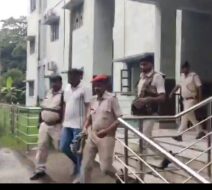 आजाद गिरी ने कोर्ट में किया सरेंडर, विधायक प्रतिनिधि गोलीकांड में आया नया मोड़ खाओ गली गोलीकांड मामले में बढ़ी जांच की रफ्तार, फरार आरोपियों की तलाश तेज