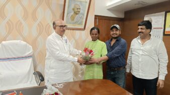 झारखंड विधानसभा अध्यक्ष रविन्द्र नाथ महतो से संथाली समाज के प्रथम ऑडियो कैसेट सिंगर सिमल टुडू एवं समाजसेवी मधुकर सिंह ने उनके आवास पर मुलाकात