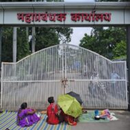 कुसमुण्डा GM दफ्तर में तालाबंदी, अधिकारियों से नोक-झोंक, यहीं पकाया और खाया भूविस्थापितों ने