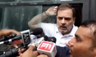 मतदाता सूची में संशोधन व ‘वोट चोरी’ के खिलाफ विपक्ष का प्रदर्शन
