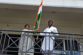 अर्जुन मुंडा ने अपने आवास पर फहराया तिरंगा