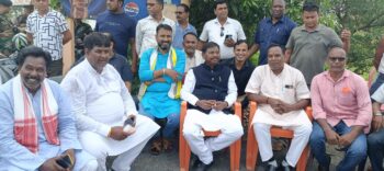 सूर्या हांसदा के तथाकथित एनकाउंटर मामले में सूर्या नारायण हांसदा के परिवार से मिलने जानें के क्रम में पूर्व मुख्यमंत्री अर्जुन मुंडा का पोसाई मोड़ में भव्य स्वागत
