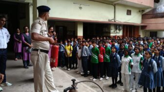 उपायुक्त के निर्देश पर विद्यालयों में अग्नि सुरक्षा हेतु मॉक ड्रिल का आयोजन