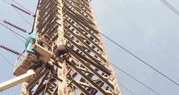 सोनारी में हाई टेंशन पोल पर चढ़ी युवती, दो घंटे बाद सुरक्षित उतारी गई आदित्यपुर के युवक पर धोखा देने का लगाया आरोप, एमजीएम अस्पताल में कराया गया भर्ती
