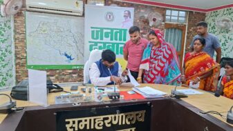 उपायुक्त सह जिला दंडाधिकारी जामताड़ा रवि आनंद के द्वारा समाहरणालय सभागार में आयोजित हुआ जनता दरबार