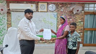 3 माह से जन्म प्रमाण पत्र के लिए भटक रही महिला ने जनता दरबार में रोते हुए उपायुक्त से लगाई गुहार; उपायुक्त के निर्देश पर 2 घंटे के अंदर महिला के बेटे कार्तिक हेंब्रम का बना जन्म प्रमाण पत्र