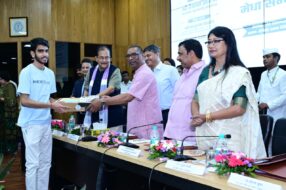 मुख्यमंत्री श्री हेमन्त सोरेन ने 975 नवनियुक्त स्नातकोत्तर प्रशिक्षित शिक्षकों, सहायक आचार्यों और प्रयोगशाला सहायकों को सौंपा नियुक्ति पत्र