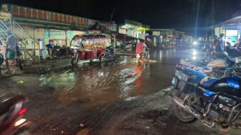 क्या करमाटांड़ के सड़कों पर बने तलाब जैसे गड्ढे मछली पालन के लिए कर रहे है इंतजार या मंत्री इरफान को जल्द ध्यान देने की है आवश्यक्ता?