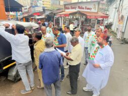 बिष्टुपुर बाजार में वोट चोरी रोकने को लेकर कांग्रेस का हस्ताक्षर अभियान
