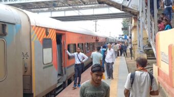 बक्सर-टाटा सुपरफास्ट की बोगी में लगी आग, हड़कंप के बाद सुरक्षित निकाले गए यात्री