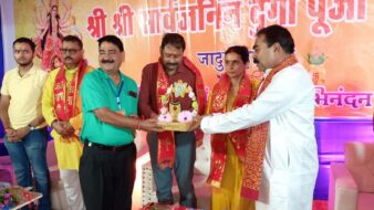 दुर्गौत्सव के रंग में रंगा जादूगोड़ा, केंद्रीय रिजर्व पुलिस बल के डी आई जी रमेश कुमार ने नारियल फोड़ कर किया पंडाल का उद्घाटन