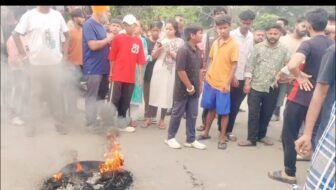 सड़क हादसे में युवक की मौत, टायर जलाकर परिजनों ने किया बर्मामाइंस में सड़क जाम