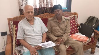 एसबीआई जादूगोड़ा शाखा ने दिखाई मानवीय पहल, 95 वर्षीय बुजुर्ग के घर पहुंच कर किया केवाईसी