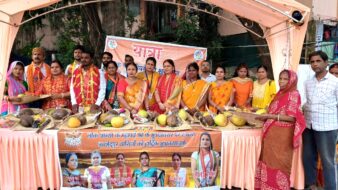 बारीडीह में छठ पूजा के अवसर पर जरूरतमंदों में सामग्री और साड़ी का वितरण