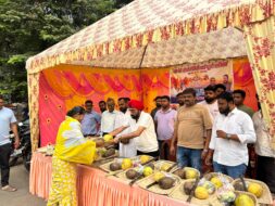 आनन्द बिहारी के नेतृत्व में छठ व्रतधारियों हेतु पूजन सामग्री वितरण, हजारों श्रद्धालुओं ने दिया आशीर्वाद ।