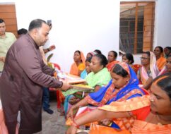 सामाजिक संस्था लोक समर्पण ने भुइयांडीह में 251 व्रतधारियों के बीच सूप, साड़ी व सम्पूर्ण छठ पूजन सामग्री का किया वितरण