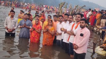 चांडिल के सहरबेड़ा छठ घाट में भवानी सिंह ने दिया अर्घ्य