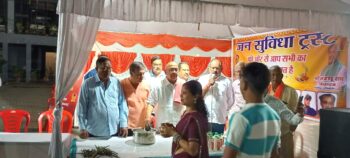 जनसुविधा ट्रस्ट ने व्रतधारियों के बीच दातुन, दूध और गंगाजल का वितरण किया