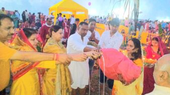 पूर्व मंत्री बन्ना गुप्ता ने दोमुहानी घाट पर दिया उगते सूर्य को अर्ध्य