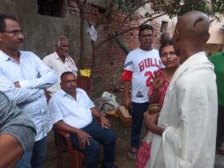 पूर्व मंत्री बन्ना गुप्ता ने शहरबेड़ा छठ घाट हादसे में मृतकों के परिजनों से की मुलाकात, जताया शोक