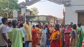 सरायकेला: पानी का कनेक्शन बिना दिए जुर्माना भेजा, आदित्यपुर वार्ड 30 की महिलाओं का नगर निगम पर प्रदर्शन
