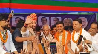 चिराग पासवान ने हेलीकॉप्टर दिखाया कहा हेलीकॉप्टर छाप पर दे वोट,कहा कि विपक्षी राजनीतिक दल है जो चिराग का राजनीतिक हत्या करना चाहते है,लेकिन डरता नही हूँ मैं शेर का बेटा हूं।