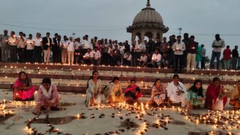 गोजये के तत्वावधान में सोल्लास संपन्न हुई देव दीपावली 5001 दीपों से आलोकित हुई राप्ती, आरती के साथ देव दीपावली मनाई गई