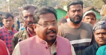 स्वर्णरेखा बर्निंग घाट के पास अतिक्रमण हटाने के विरोध में बस्तीवासियों का सड़क जाम, मुआवजा–पुनर्वास की मांग पर अड़े