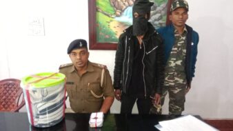 आदित्यपुर पुलिस को छिनतई के मामले में मिली सफलता, आरोपी हुआ गिरफ्तार आरोपी संग सोने की चेन एवं मोटरसाइकिल बरामत