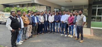 नवनिर्वाचित विधायक सोमेश सोरेन को यूसिल गेस्ट हाउस में गुलदस्ता भेट करते संघ के कार्यकारी महासचिव सृजन टुडू