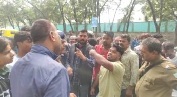 जमशेदपुर टेल्को में ट्रैफिक चेकिंग के दौरान हादसा, बाइक सवार गंभीर रूप से घायल ट्रैफिक कर्मी को बनाया बंधक आक्रोशित लोगों ने