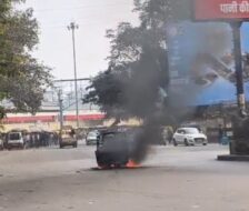 टाटानगर स्टेशन गेट के पास CNG टेंपो में आग, दो धमाकों से अफरा-तफरी