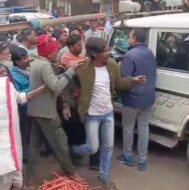 मानगो नगर निगम की टीम गरीब कॉलोनी में प्लास्टिक प्रतिबंध जांच करने पहुँची, दुकानदारों ने किया जोरदार विरोध।