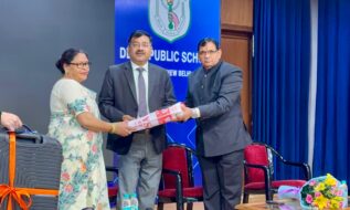डीपीएस मयूरा रोड में परिवहन अधिकारी रामनरेश पाल को 35 वर्ष की सेवा पर मिला सम्मान