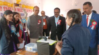 विज्ञान प्रदर्शनी का अवलोकन करते भाभा एटमिक रिसर्च सेंटर के वैज्ञानिक पी एल पटनायक साथ में खड़े है स्कूल के संस्थापक मुद्रिका शर्मा