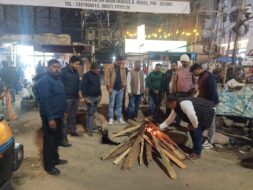 बढ़ते ठंड को देखते हुए नगर निगम क्षेत्र में अलाव जलाने का कार्य उप नगरआयुक्त कृष्ण कुमार के निर्देश में 6 जगह जलाया गया अलाव