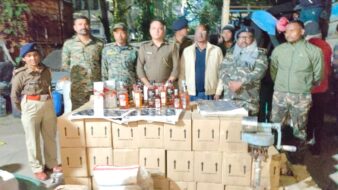 धनबाद में अवैध विदेशी शराब की मिनी फैक्ट्री का भंडाफोड़, 22 लाख की शराब जब्त