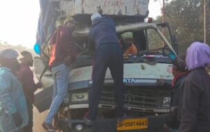 गम्हरिया स्थित रापचा मोड़ के समीप भीषण सड़क दुर्घटना, दुर्घटना के पश्चात एलपीटी 407 के केबिन में ही फसा रह गया चालक
