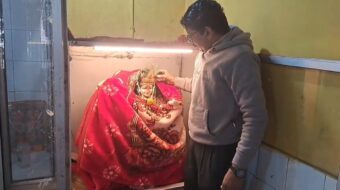 मंदिरों में भगवान के लिए विशेष सर्दी व्यवस्था—मूर्तियों को स्वेटर, टोपी और कंबल पहनाए गए।