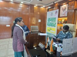 उपायुक्त सह जिला दंडाधिकारी जामताड़ा रवि आनंद ने आज अपने कार्यालय प्रकोष्ठ में जनता दरबार आयोजित कर सुनीं लोगों की समस्याएं