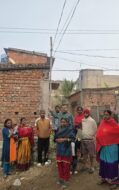 बांस के खंभों पर दौड़ रहे बिजली तार, सीमेंट पोल नहीं लगे तो होगा आंदोलन: विकास सिंह