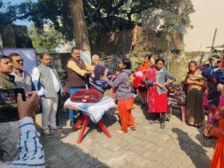 50 जरूरतमंदों को मुकुल मिश्रा ने दिया कम्बल