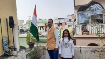 कांग्रेस के 141वें स्थापना दिवस पर साकची में ध्वजारोहण व लड्डू वितरण