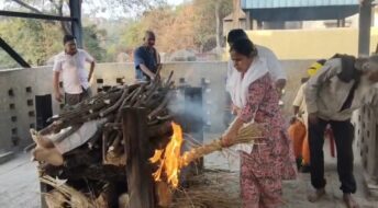 जब बेटा बेटी ने किया कंधा देने और मुखाग्नि से किया इनकार तो एक बहु ने अपने ससुर का मुखाग्नि कर बेटे और बेटी का फर्ज निभाया।
